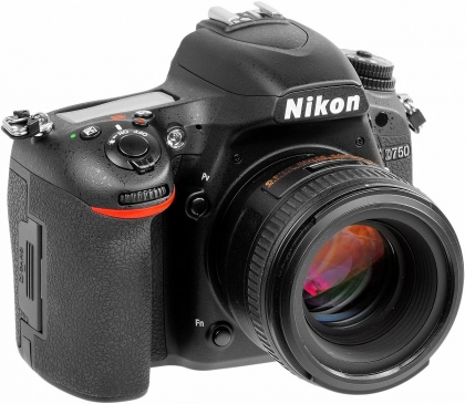 بدنه دوربین نیکون D750 همراه با لنز 50mm f 1.8 (دست دوم)